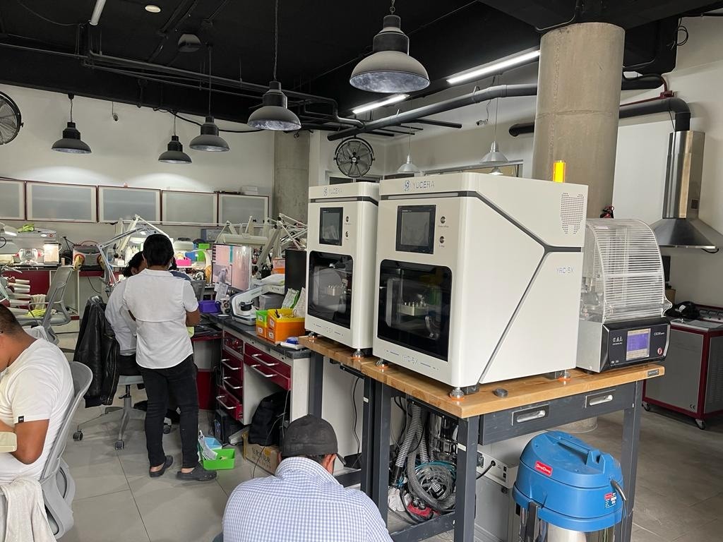 Fraiseuse Yucera pour usinage dentaire, modèles humide et sec, avec aspirateur, pour laboratoires et cabinets dentaires