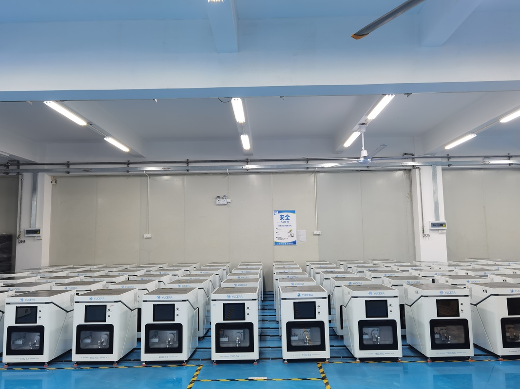 Équipement de laboratoire dentaire compact Yucera, fraiseuse CAD/CAM 5 axes pour la production de petites couronnes et bridges