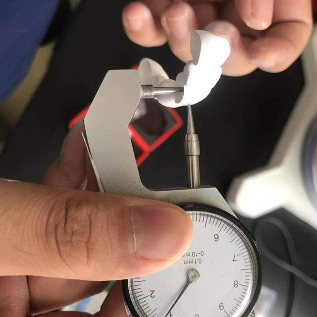 Machine de fraisage dentaire CAD/CAM 5 axes pour blocs de zircone dentaire et équipement/unité dentaire et laboratoire dentaire