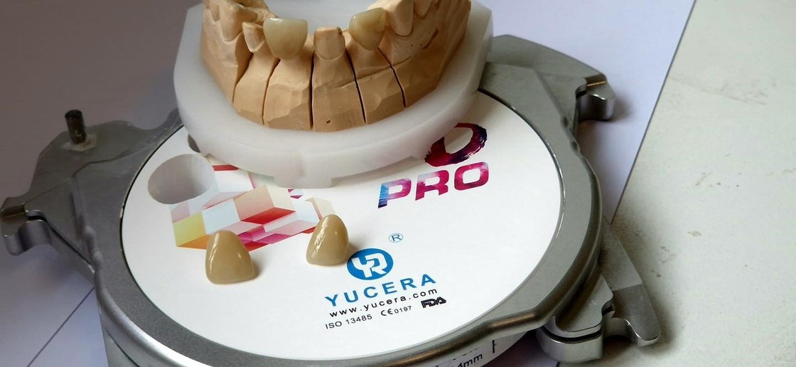 Bloc de zircone dentaire Yucera 4D Pro 95mm Dimensions précises adaptées à une variété de solutions de restauration dentaire